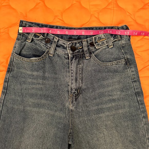 HIGH WAISTED, WIDE LEG JEANS. SLIGHTLY DISTRESSED. SIZE 26. - Picture 5 of 7